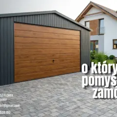 Nowoczesny garaż w bryle budynku, obok domu jednorodzinnego. Drewnopodobna brama garażowa.