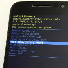 Ekran Android Recovery z opcją "Wipe data/factory reset", która pozwala dowiedzieć się, jak zresetować telefon do ustawień fabrycznych.