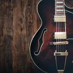 Gitara jazzowa na tle drewnianych desek. Ostatnie dźwięki, goodbye my lover.