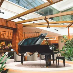 Elegancki fortepian czeka na pianistę, by zagrać piękny akord a piano w przestronnym holu.
