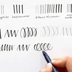Práctica de **letra inglesa** con trazos ligeros, gruesos, de diferentes grosores y el más cómodo. Se muestran espirales y zigzags.