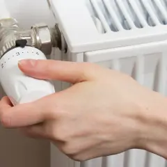 Jak zamontować głowicę termostatyczną? Poradnik DIY i oszczędność