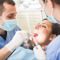 Czy dentysta widzi że ktoś pali? Oto co może zauważyć w jamie ustnej