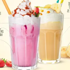 Dwa pyszne drinki: jeden truskawkowy, drugi bananowy. Oba z dodatkiem Dalkowski Advocaat i bitej śmietany.