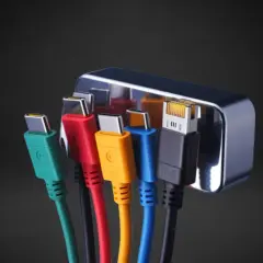Mehrere bunte Kabel mit USB-C-Steckern und einem Ethernet-Anschluss, die in einen silbernen Adapter gesteckt sind. Ein Display Port Anschluss ist nicht sichtbar.