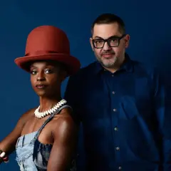 Morcheeba: wokalistka w rudym kapeluszu i dżinsowym ogrodniczkach, obok niej mężczyzna w okularach. Cieszą się wspólną podróżą.