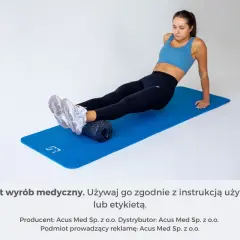 Kobieta wykonuje ćwiczenia na wałku do masażu, które mogą pomóc w przykurczu ścięgna Achillesa.
