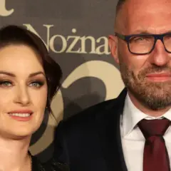 Marek Papszun z pierwszą żoną, uśmiechnięci, pozują do zdjęcia na tle napisu.