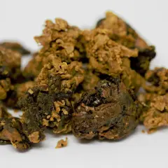 Cumuli di propoli grezza, una sostanza resinosa raccolta dalle api, con sfumature marroni e dorate. Cos'è la propoli delle api? È un dono della natura.