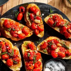 Pyszne bruschetty z pomidorkami koktajlowymi i czosnkiem. Idealne antipasti co to, by zacząć ucztę.