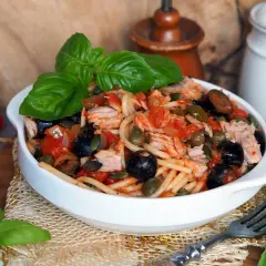 Szybkie spaghetti z tuńczykiem i oliwkami – pyszny obiad w 30 minut