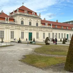 Spacerem po ogrodach Belwederu w Wiedniu, podziwiając barokową architekturę i rzeźbione drzewa.