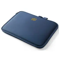 Mörkblått datorfodral i skinn med gul logotyp. Perfekt för att skydda din laptop.