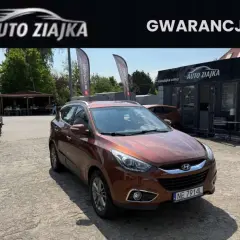 Brązowy Hyundai ix35 na placu komisu "Auto Ziajka". Zastanawiasz się nad jego spalaniem? Sprawdź ofertę!