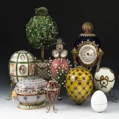 Una collezione di uova Fabergé, ognuna con un significato unico, esposte con dettagli preziosi e miniature.