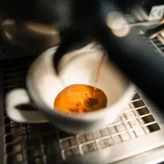 Frisch gebrühter Espresso fließt in eine weiße Tasse. Manche sagen, entkoffeinierter Kaffee sei krebserregend, aber dieser hier sieht köstlich aus.