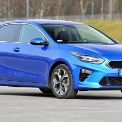 Niebieski Kia Ceed 1.4 benzyna na parkingu.