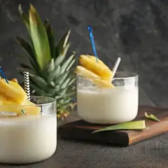 Orzeźwiający drink z ananasem, idealny na lato. Poznaj przepis na Malibu drink!