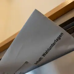 Brief mit der Aufschrift "Inhalt: Wahlunterlagen" wird in einen Briefkasten gesteckt. Die Civey Sonntagsfrage Bayern könnte bald per Post beantwortet werden.