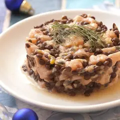 Tartare de saumon et lentilles, une idée gourmande pour savoir pourquoi manger des lentilles le 1er janvier. Délicieux et festif !
