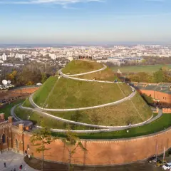 Kopiec Kościuszki w Krakowie – świetne miejsce na spacer i podziwianie panoramy miasta. Idealne dla młodzieży szukającej fajnych miejsc w Krakowie.