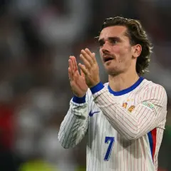 Antoine Griezmann, francuski piłkarz, którego pochodzenie jest często dyskutowane, klaszcze na boisku.
