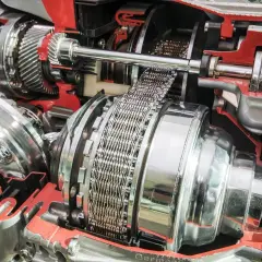 Przekładnia bezstopniowa (CVT) z widocznym łańcuchem i elementami mechanicznymi.