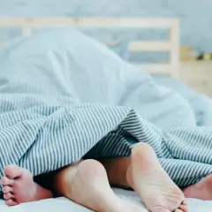 Stopy pary pod kołdrą. Czyżby ktoś wpadł przez stosunek przerywany?