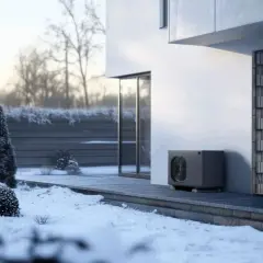 Zimowy ogród z pompą ciepła. Urządzenie zapewnia optymalne taktowanie pompy ciepła, nawet przy niskich temperaturach.