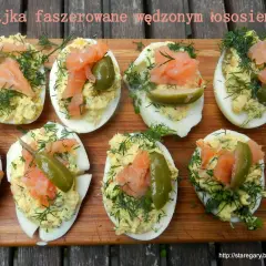Jajka faszerowane z łososiem i ogórkiem, ozdobione koperkiem. Pyszna przekąska na każdą okazję.