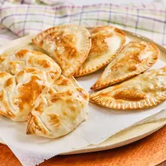 Deliciosas empanadillas al horno, doradas y listas para disfrutar. Un bocado perfecto para cualquier momento.