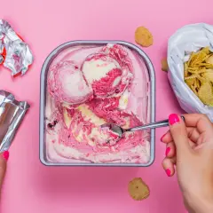 Ktoś ma wielką ochotę na słodkie przed okresem! Lody, czekolada i chipsy – idealny zestaw.