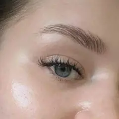 Skóra wokół oczu lśni dzięki kremowi pod oczy Beauty of Joseon. Delikatne brwi i długie rzęsy podkreślają spojrzenie.