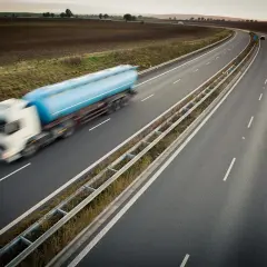 Ciężarówka z cysterną pędzi autostradą, być może omijając zakazy jazdy w Niemczech.