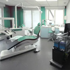 Droga do zawodu dentysty: Przewodnik od matury po własny gabinet