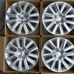 Cztery nowe felgi aluminiowe do Peugeot 407, gotowe do montażu. Idealny rozmiar opon dla tego modelu.