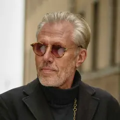 Carl-Johan Vallgren med gråsprängt hår, solglasögon och en svart polotröja.