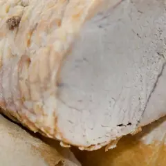 Super delikatny i soczysty schab gotowany, z widocznymi włóknami mięsa. Idealny na kanapki.