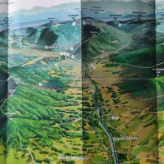 Mapa turystyczna z zaznaczonymi szlakami z Brennej, ukazująca góry, doliny i miejscowości.