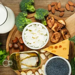 Milch, Brokkoli, Käse, Mandeln, Sardinen, Feigen, Mohn und Grünkohl – Lebensmittel, die die **Calciumwirkung** für starke Knochen unterstützen.