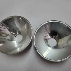 Due parabole per fari con cromatura riflettente, pronte per ridare luce e brillantezza.