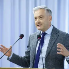 Ile lat ma Robert Biedroń? Wiek i kluczowe etapy kariery.