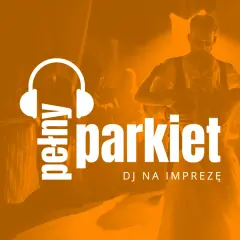 DJ na weselu, który rozkręci każdy parkiet. Para młoda tańczy, a w tle widać gości.