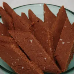 En skål med chokladiga kolakakor med flingsalt. Perfekta för fikat!