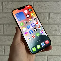 Złoty iPhone z widokiem na ekran główny, gdzie widać aplikacje takie jak pogoda, kalendarz, zdjęcia, YouTube, Gmail. Idealny do codziennej komunikacji i rozrywki, a także do wymiany informacji.