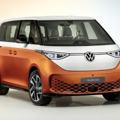 Il Volkswagen ID. Buzz, un furgone elettrico bicolore arancione e bianco, pronto per un viaggio pieno di energia.