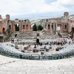 Un weekend a Taormina, tra le rovine del teatro greco-romano e la vista mozzafiato sull'Etna.