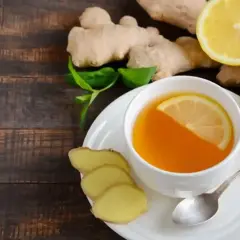 En kopp ingefärste med citron och honung, perfekt för att lindra hosta.