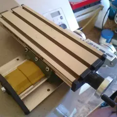 Stół krzyżowy do plotera CNC DIY. Precyzyjne prowadnice i pokrętła do sterowania ruchem.