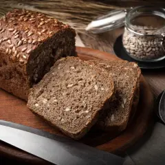 Chleb żytni z pestkami słonecznika. Czy chleb żytni jest dobry na odchudzanie? Pełen błonnika, może wspierać dietę.